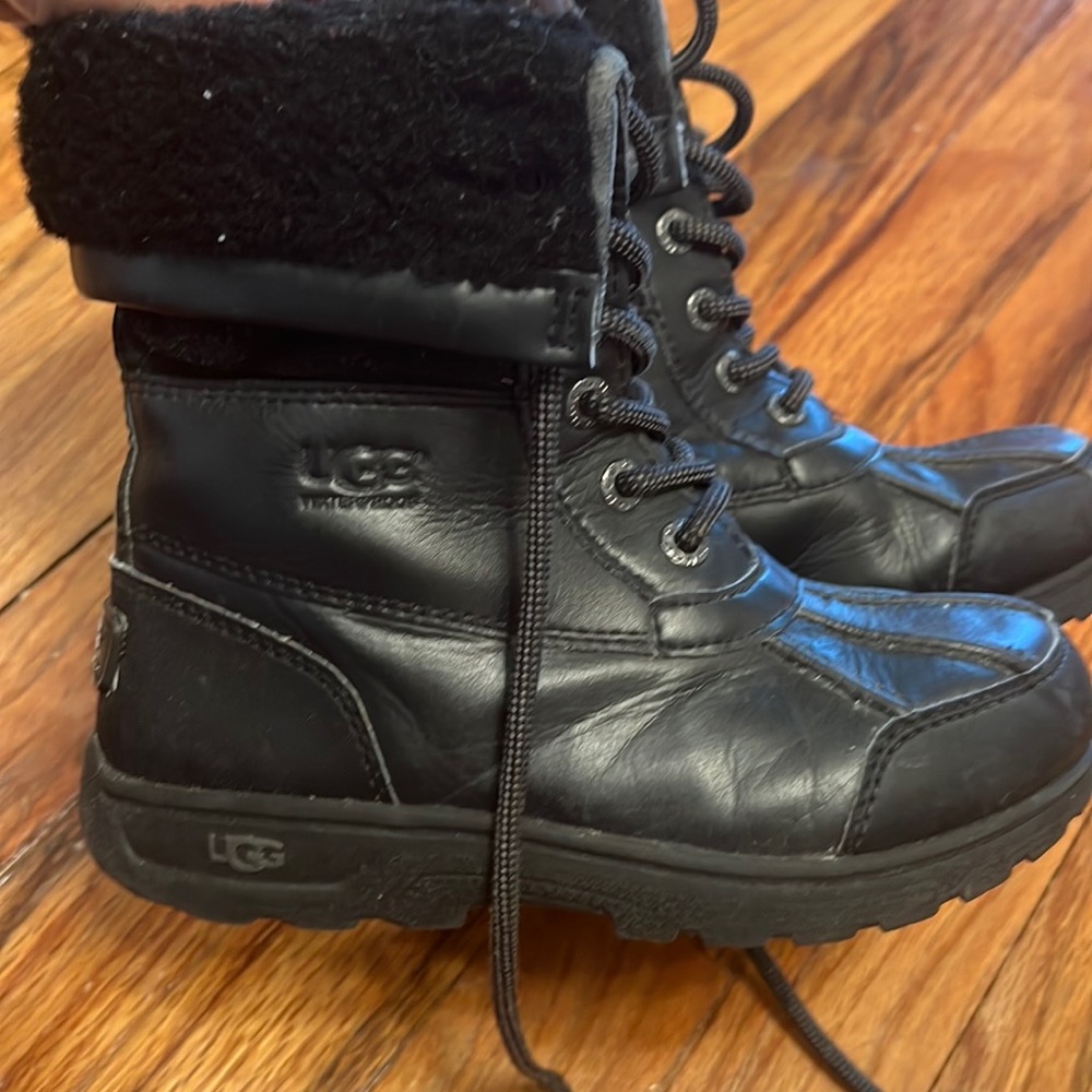 Unisex snow boots.